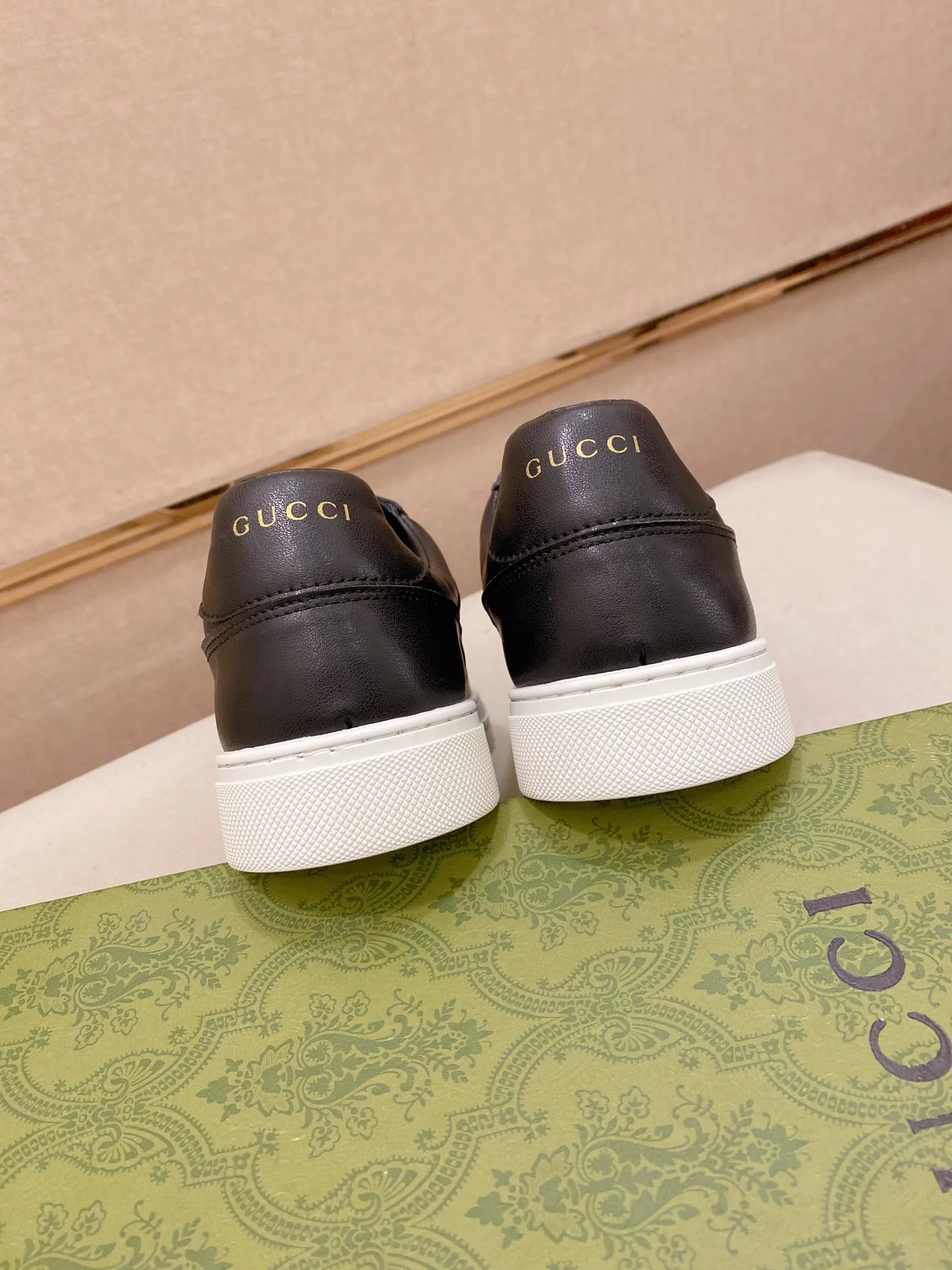 Men's shoes💰 440💰The new GUCCI (Gucci) counters are launched simultaneously. The new men's shoes, 😘fabrics are selected from imported cowhide, and the lining is sheepskin lining. 👍🏿 High-end ☄️ air-cushion molded anti-slip rubber outsole, exquisite lines, simple and elegant, comfortable and high-end for leisure travel. Code number: 38 to 44 (45 can be customized and cannot be returned or exchanged)